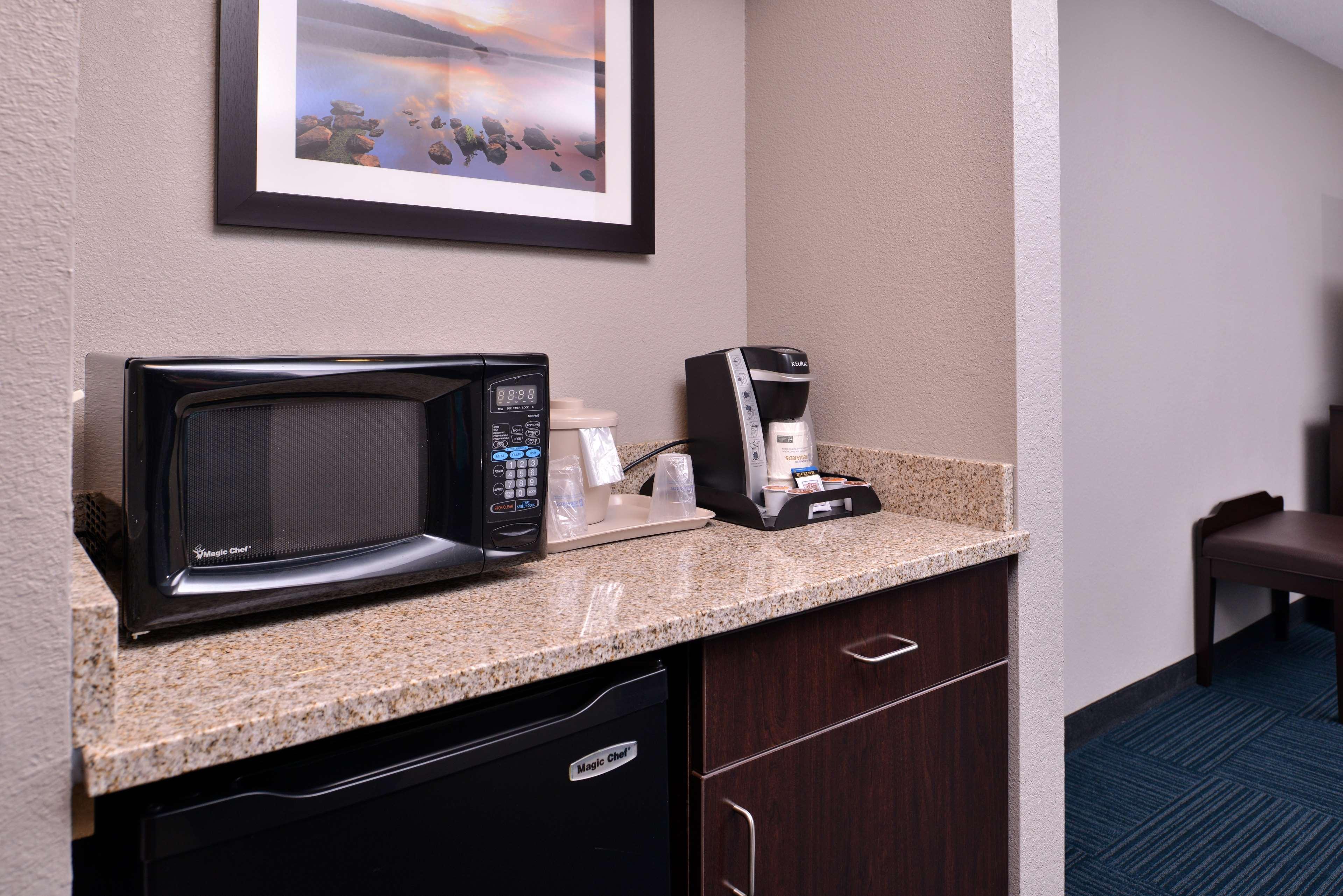 Best Western Hartford Hotel And Suites Bagian luar foto