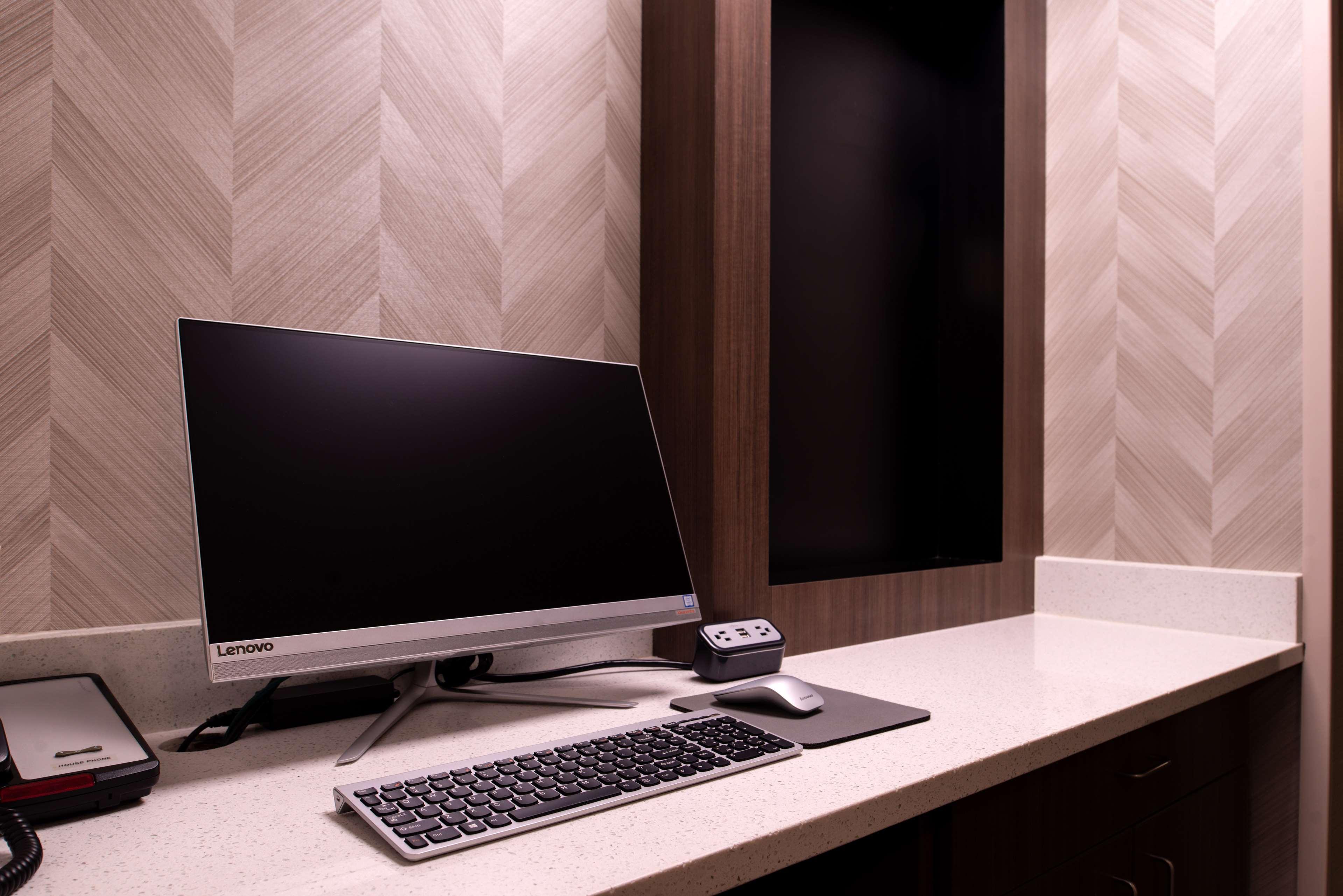 Best Western Hartford Hotel And Suites Bagian luar foto