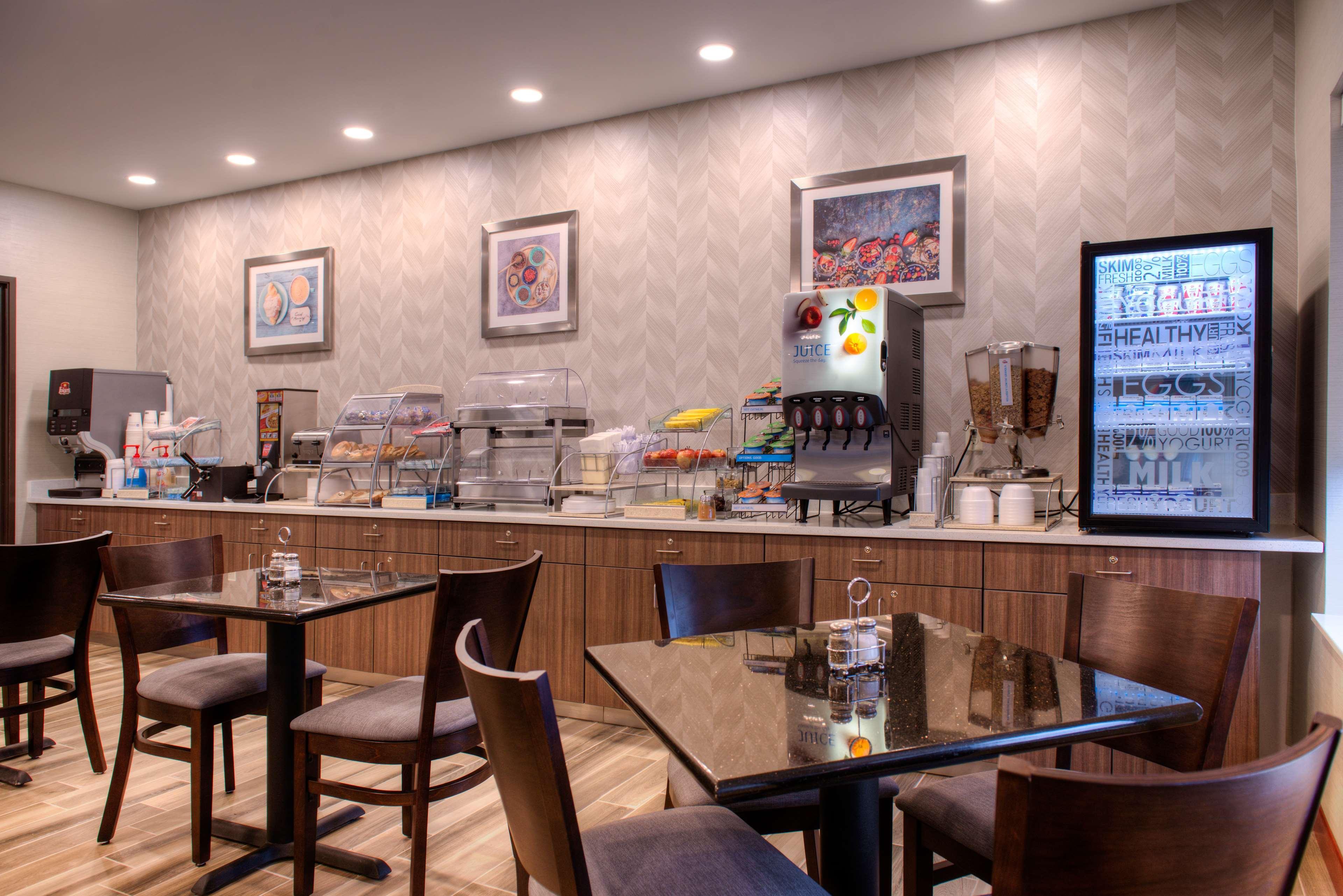 Best Western Hartford Hotel And Suites Bagian luar foto