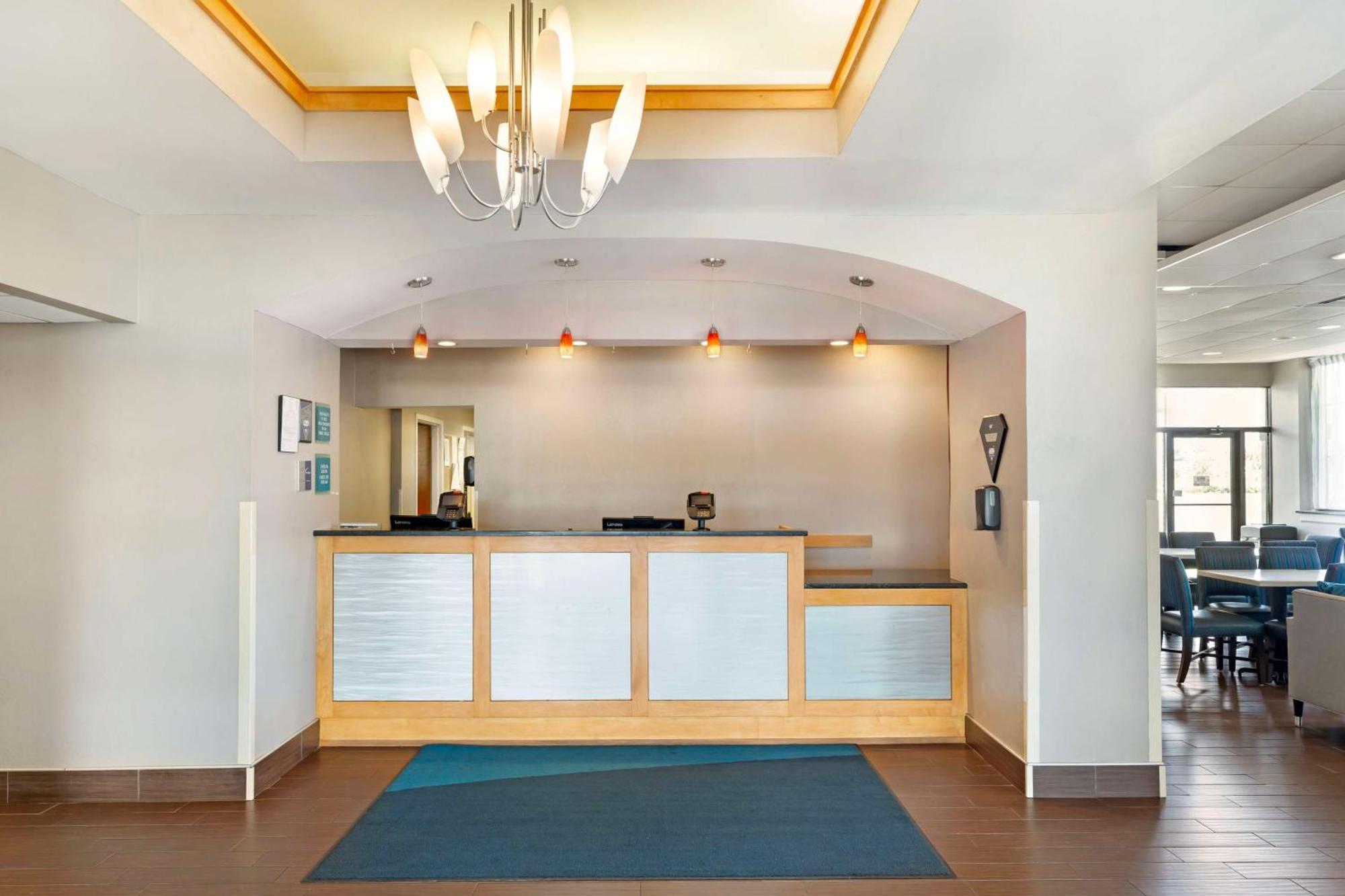 Best Western Hartford Hotel And Suites Bagian luar foto