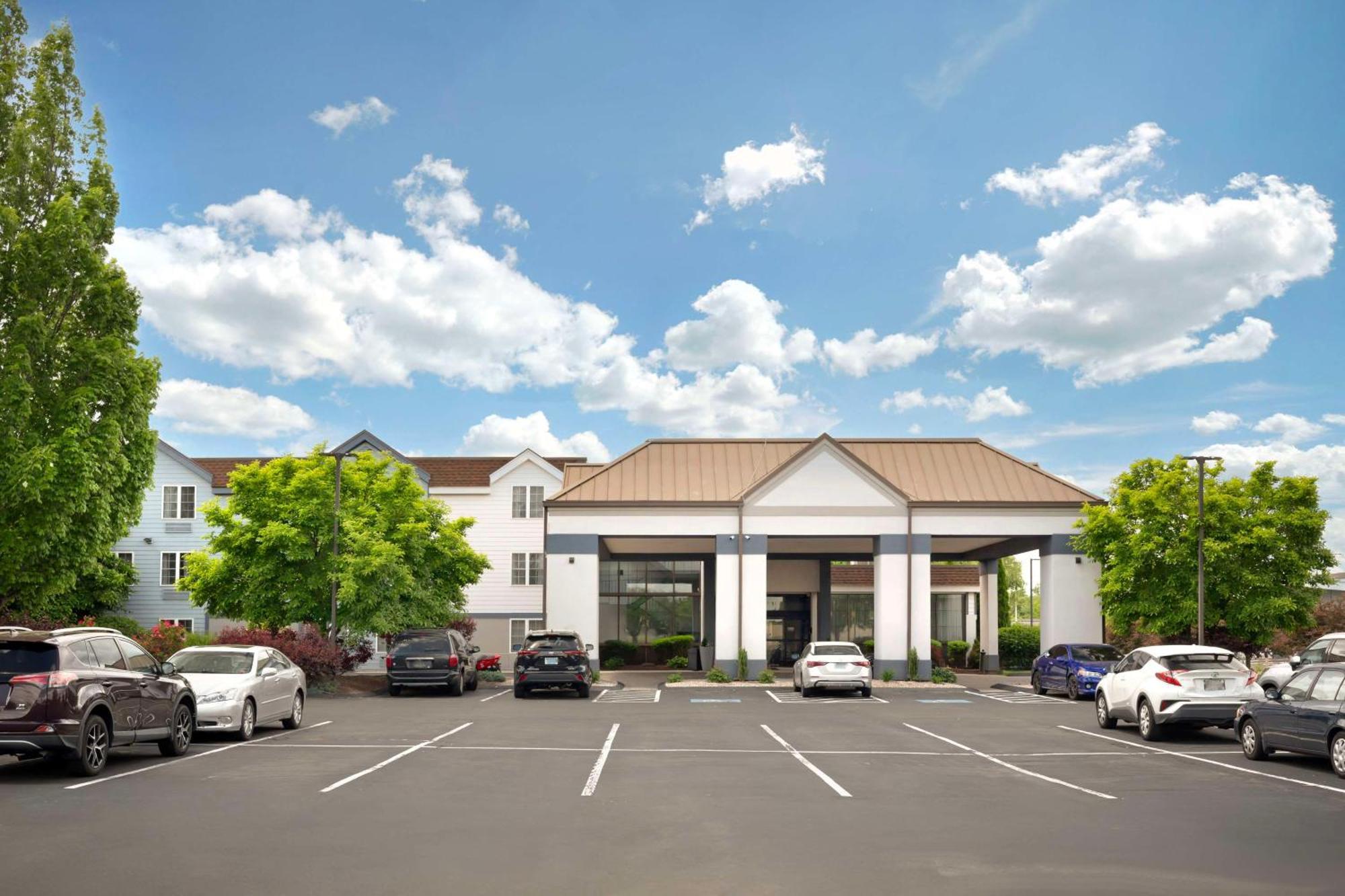 Best Western Hartford Hotel And Suites Bagian luar foto