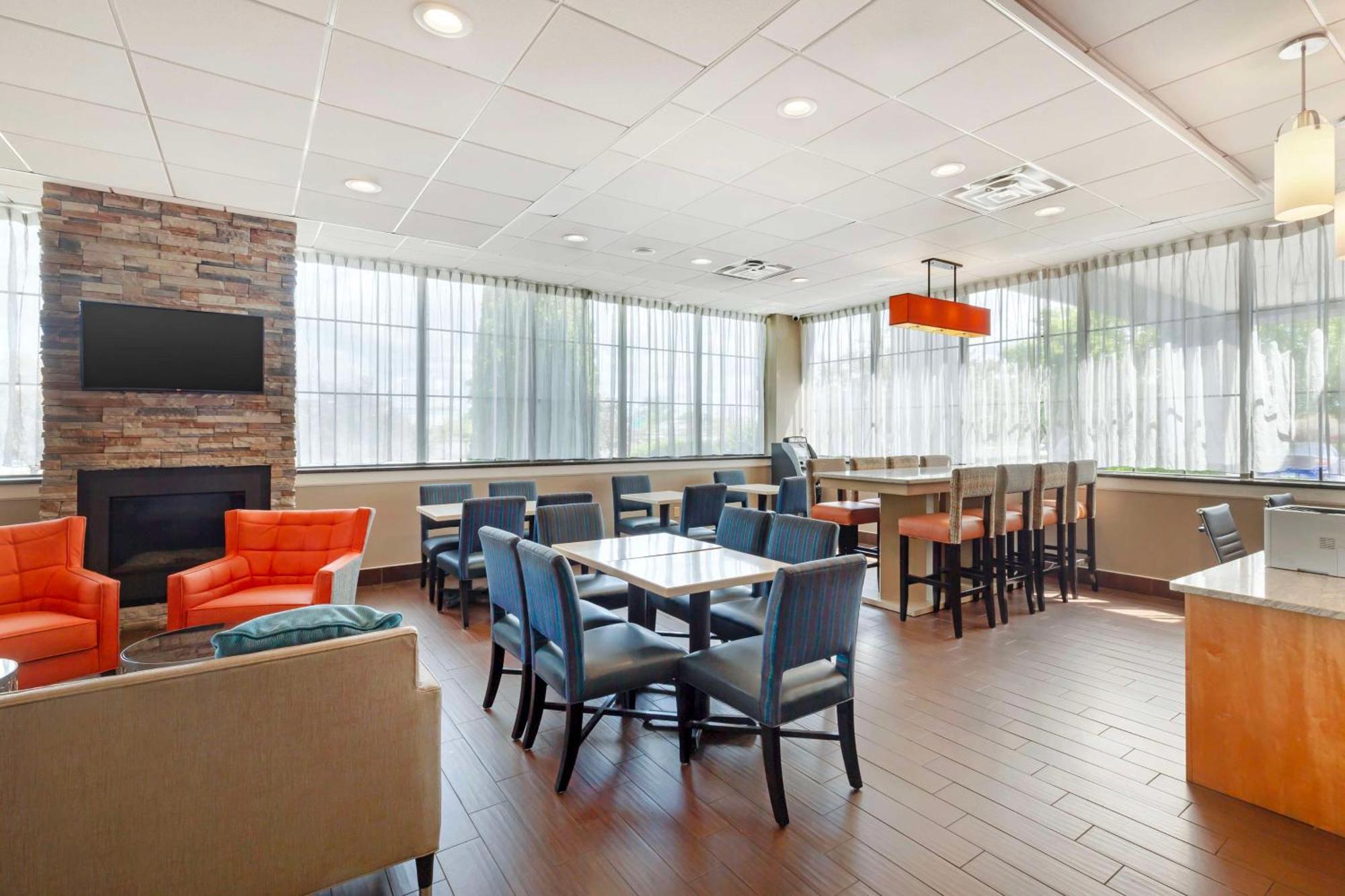 Best Western Hartford Hotel And Suites Bagian luar foto