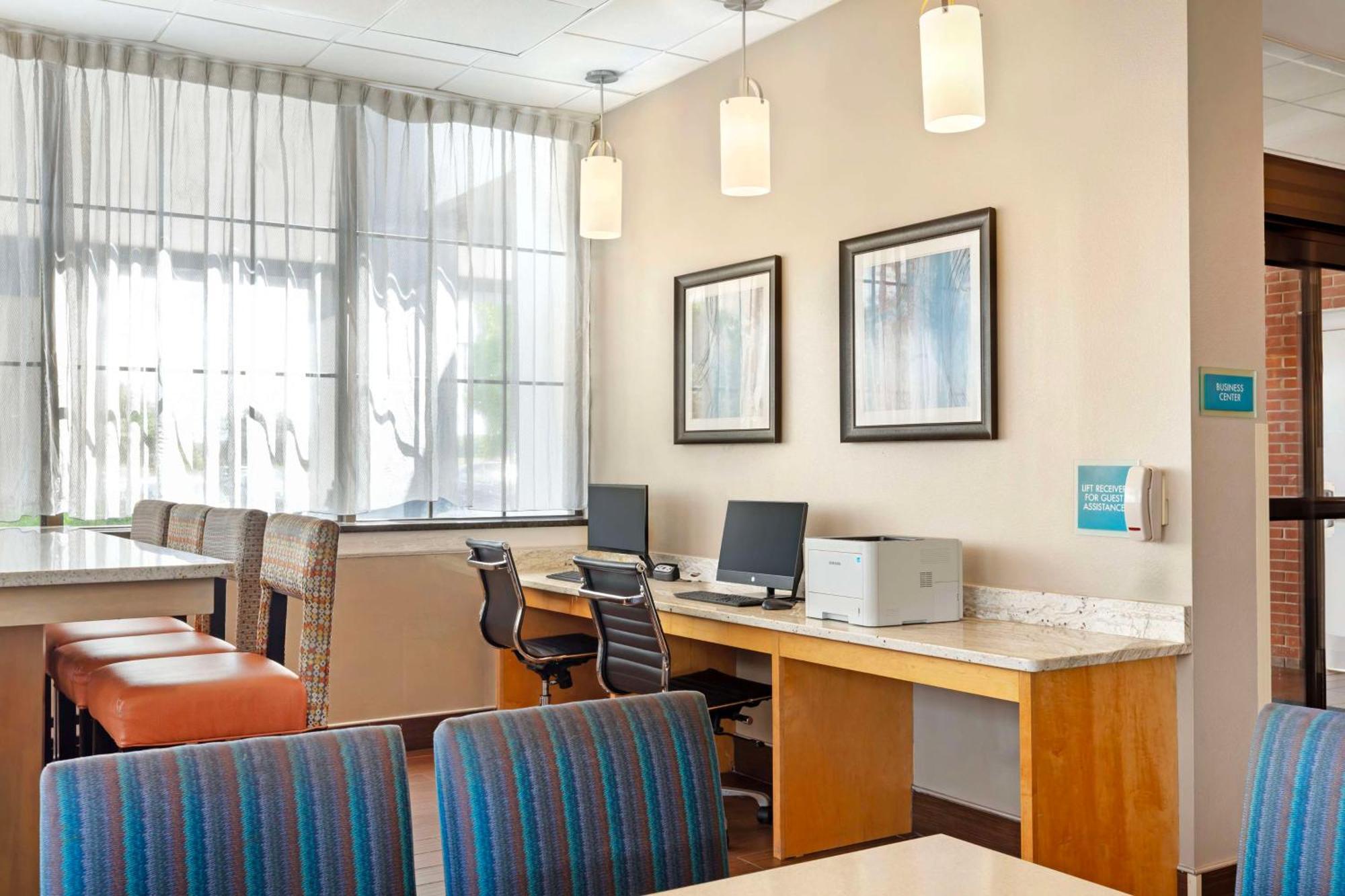 Best Western Hartford Hotel And Suites Bagian luar foto