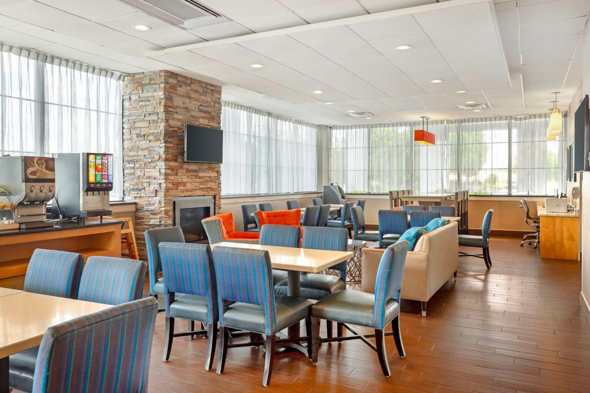 Best Western Hartford Hotel And Suites Bagian luar foto