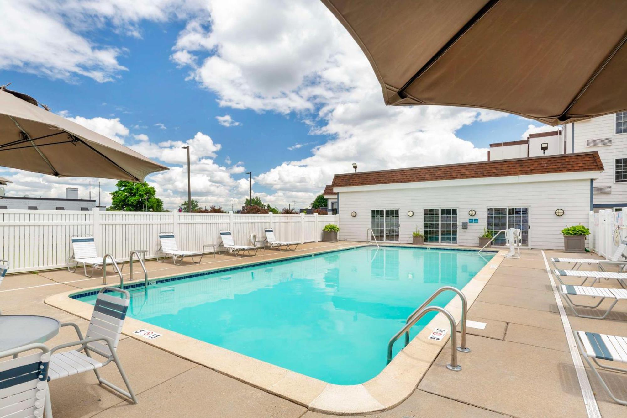 Best Western Hartford Hotel And Suites Bagian luar foto