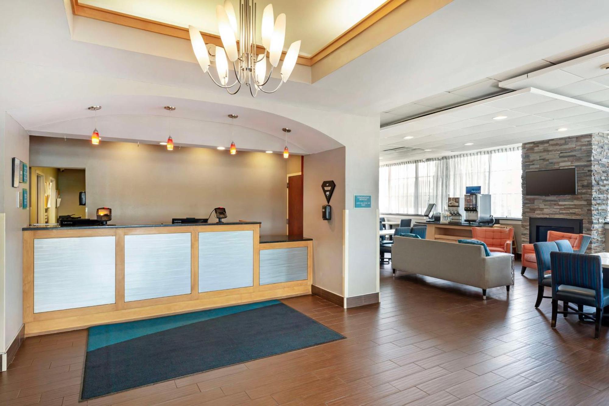 Best Western Hartford Hotel And Suites Bagian luar foto